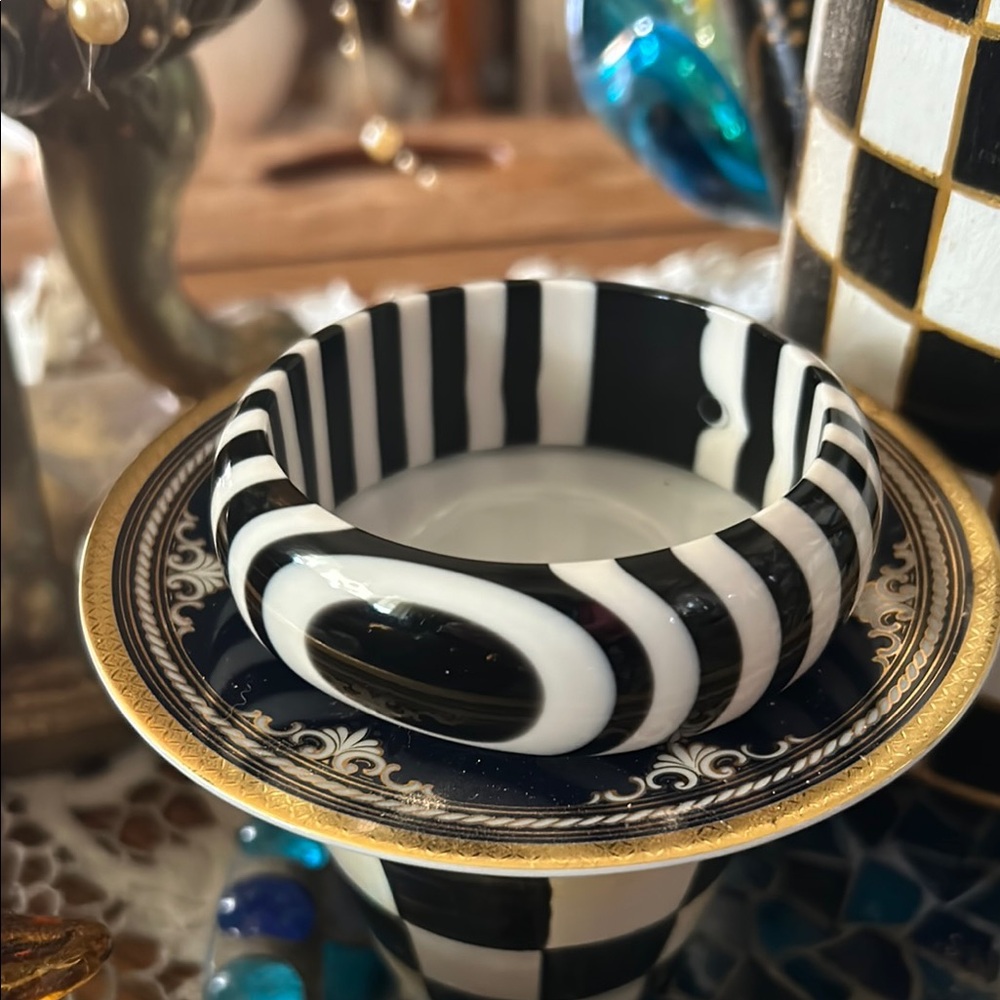 Black & White Concentric Circles Lucite Bracelet